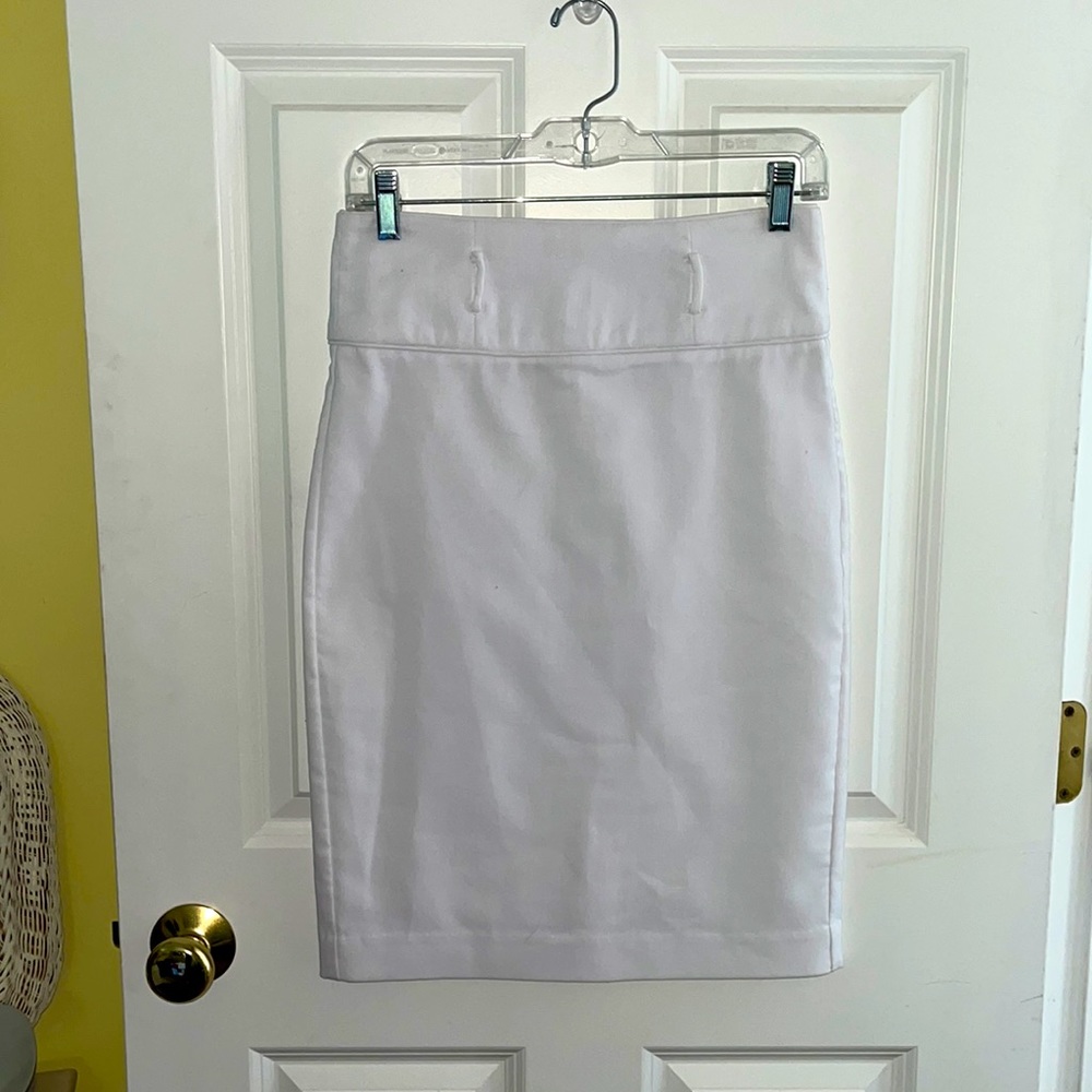 Like New!!Women’s Pencil Skirt. Juniors Size 7/8. White with belt loops